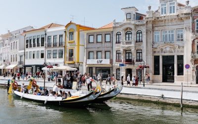 Bateau sur un canal d'eau à Aveiro
